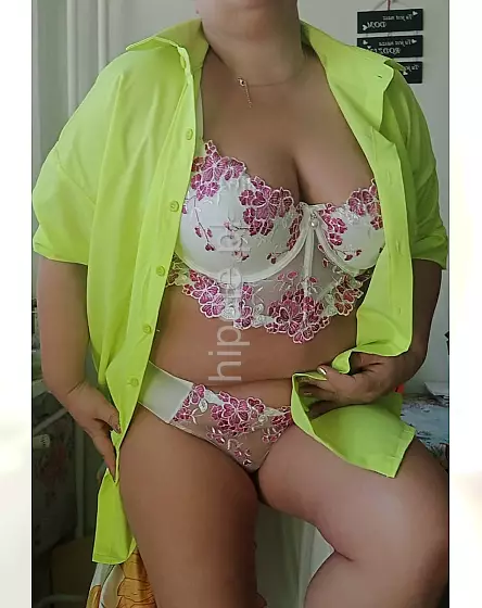 Wieczorem Brunetka niedepilowana